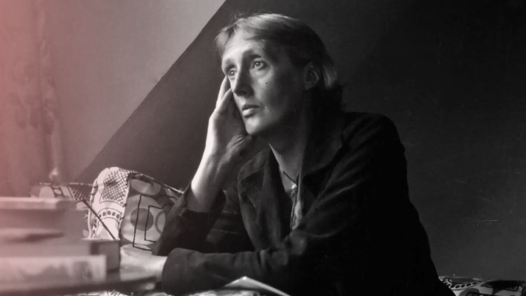 Escritora Virginia Woolf em sua mesa de trabalho