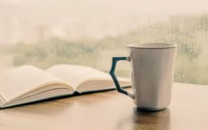 livro e café