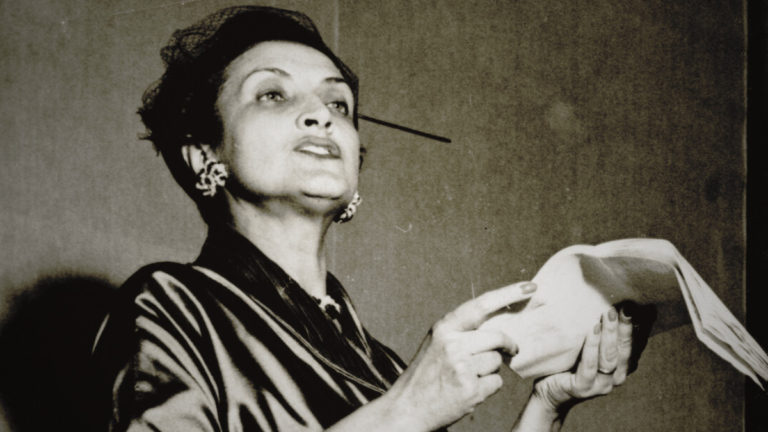 A escritora Cecília Meirelles lendo um poema