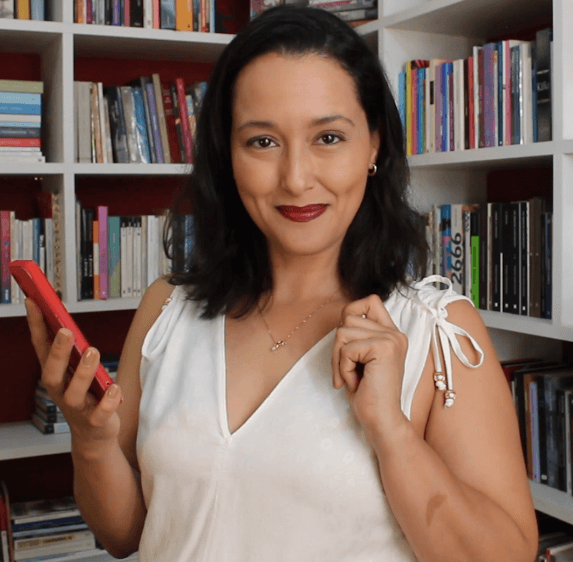 Francine Ramos, escritora e mediadora de leitura com o seu celular produzindo conteúdos