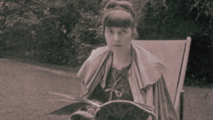 Katherine Mansfield com livro na mão